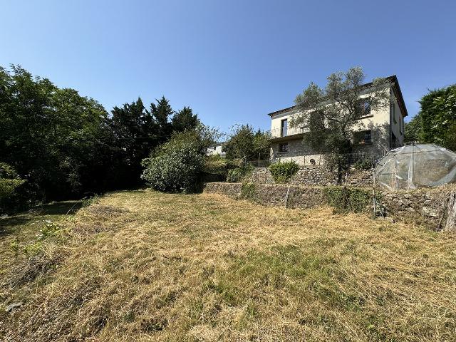 Villa de 1966 avec un terrain constructible de 1883 m2 et une vue dégagée