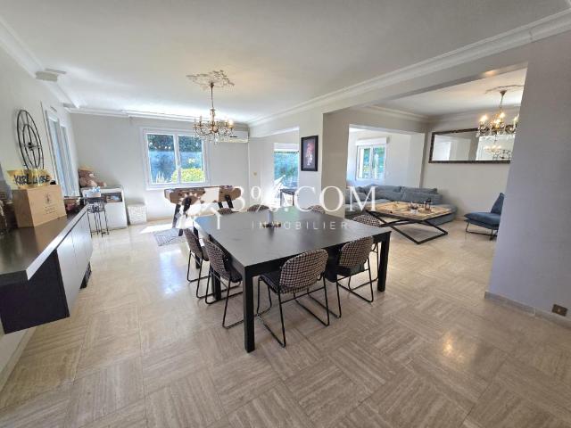 Villa de 200m2 et 5 chambres sur terrain clos et arboré de 1