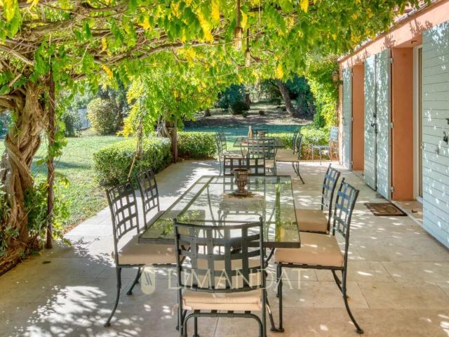 Villa de 240 m² terrain de 5000 m² Piscine 5 Garages Tennis
