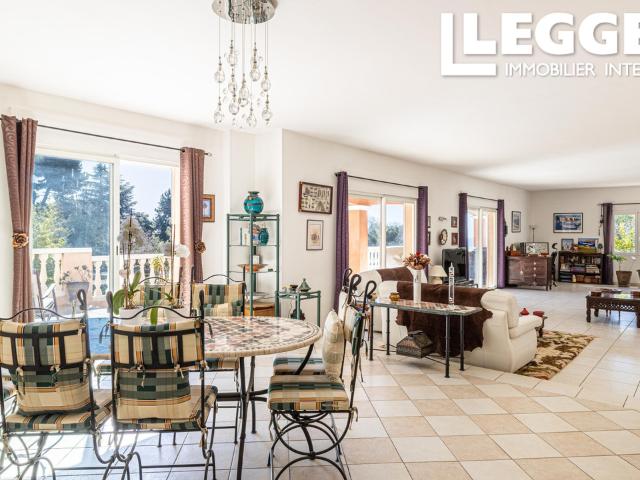 Villa de 300 m² sur terrain plat de 2 200 m². 5 chambres, 3 salles de bains, garage + bâti de 200 m². Piscine