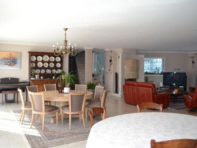 Villa de 378m2 sur 6221m2 de jardin avec piscine 378m² Neufchâteau