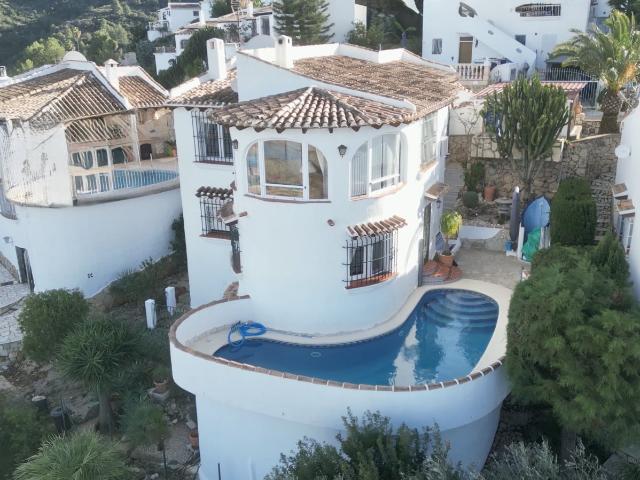 Villa de 3 dormitorios con vistas panorámicas y piscina 150m² Pego