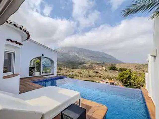 Villa de 3 dormitorios y 2 baños en Denia 184m² Dénia