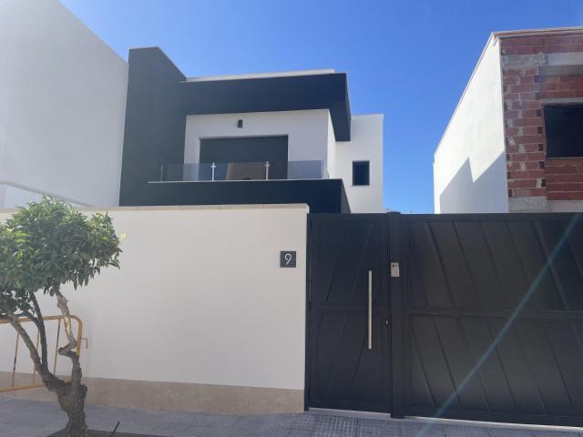 Villa de 3 dormitorios y piscina privada en venta en Las Her. 134m² Ayuntamiento almoradi