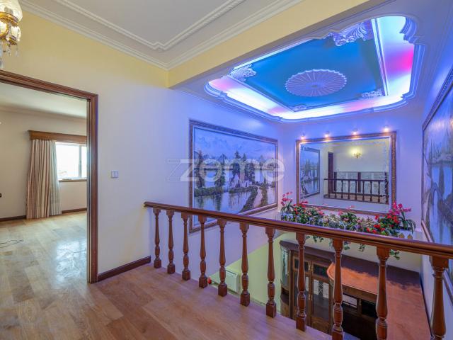 Villa de 3 quartos com 3 quartos privativos e terraço em Olival, V.N. G