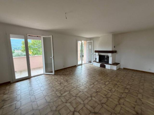 Villa de Type 4 avec 2 garages, terrasse et jardin