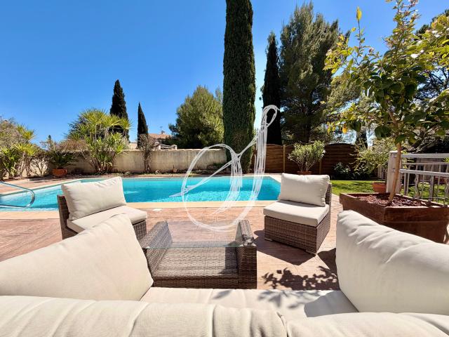 Villa de type 7, cinq chambres & 1 bureau avec piscine
