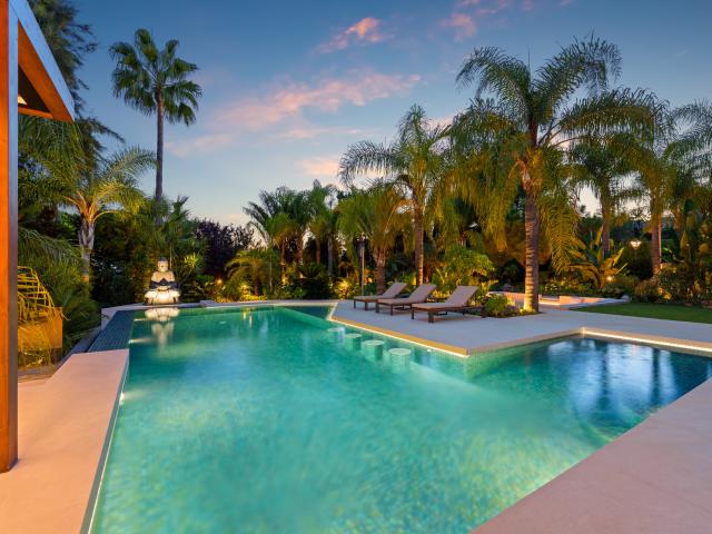 Villa de una sola planta con vida interior y exterior sin interrupciones en Hacienda Las Chapas Marbella East