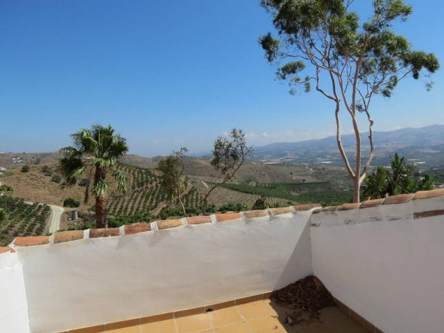 Villa de alquiler en Triana Velez Malaga con 3 dormitorios y piscina