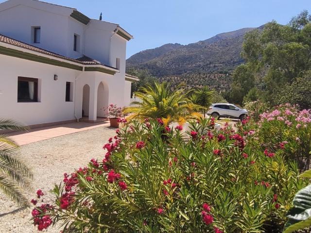 Villa de alta calidad de 3 dormitorios y 3 baños. Ubicación tranquila, jardines establecidos, olivar y una piscina. Hermosas vistas, privacidad pero no aislado. Licencia de Primera Ocupación y toda la documentación en vigor