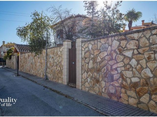 Villa de autor con vistas infinitas a Granada y Sierra Nevada