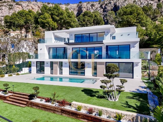 Villa de Autor Suspendida sobre el Mediterráneo en la Zona Más Exclusiva de Altea