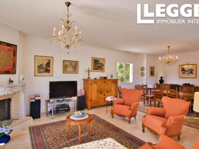 Villa de campagne de style exécutif avec de superbes finitions. 3 chambres, 2 salles de bains, piscine, garage
