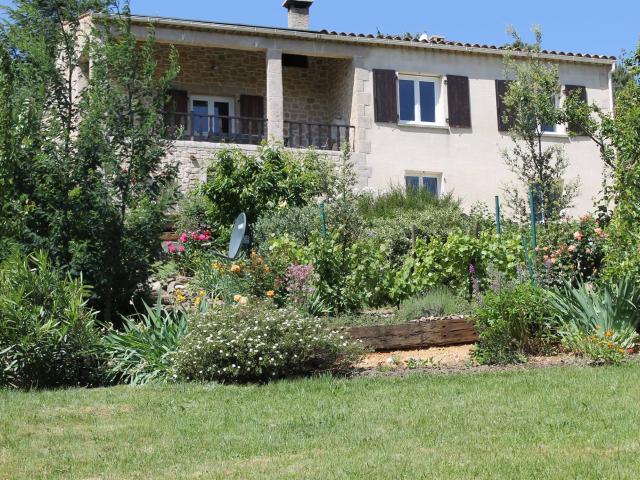 Villa de caractère avec piscine et jardin paysager au cœur d. 171m² La Vernarède