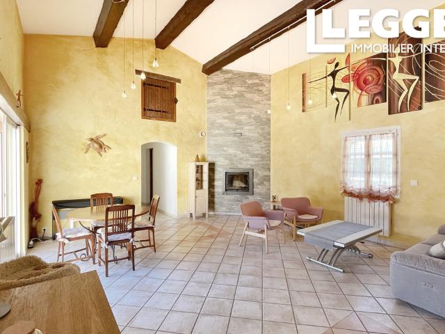 Villa de caractère de plain pied avec piscine garage grand terrain au calme absolu proche village