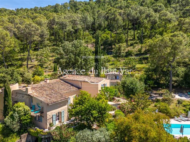 Villa de Caractère, maison de gardien et dépendances, 5,3Ha 547m² Figanières