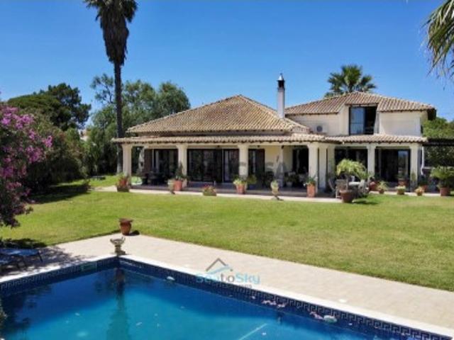 Villa de Caráter Excecional com Vista para o Mar e Casa de Hóspedes