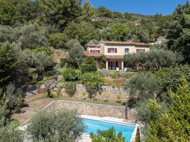 villa de charme avec vue dégagée et quatre suites
