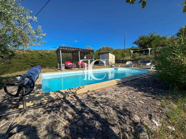 Villa de charme avec piscine et 4362 m² de terrain 115m² Saint Brès