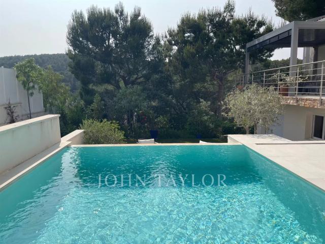 Villa de charme entièrement rénovée, proche port et plages –. 150m² Bandol