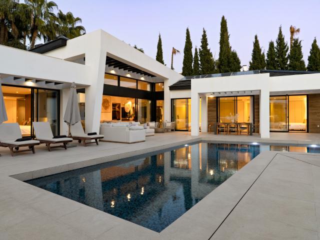 Villa de diseñador contemporáneo en Los Naranjos Nueva Andalucía