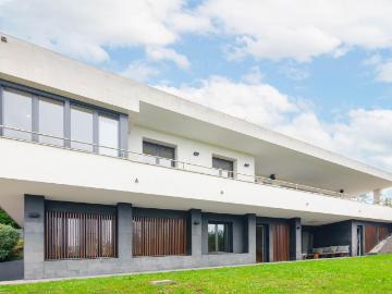 Villa de diseño con vistas panorámicas en Cabueñes, Gijón
