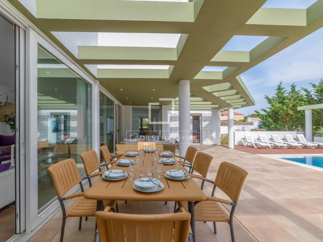 Villa de estilo contemporáneo de 408 m² construidos ubicada. 408m² Ciutadella de Menorca