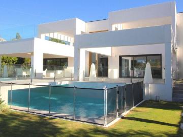 Villa de estilo moderno, terminada en 2019, situada en una z. 626m² Marbella