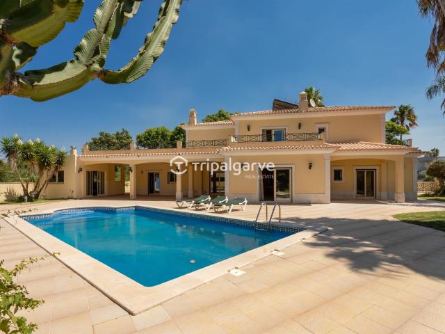 Villa de exceção em Albufeira – Luxo, conforto e localização. 288m² Albufeira e Olhos de Água