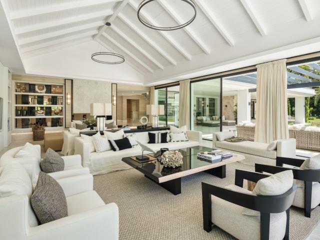 Villa de golf Frontline recientemente renovada en Las Brisas Nueva Andalucía