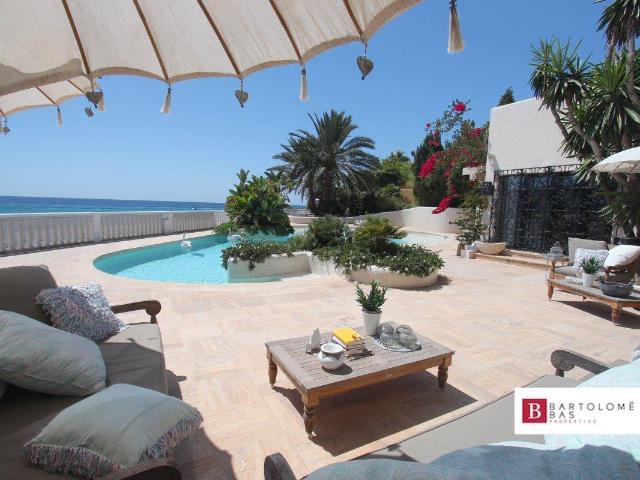 Villa de lujo muy exclusiva en primera línea de playa en Mo. 500m² Moraira