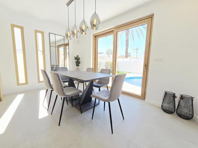 Villa de Lujo, como nueva, independiente, 3 dormitorios, 3 baños, piscina privada, gran jardín, cerca de la playa en Cabo Roig