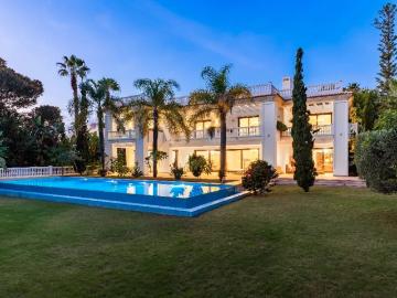 Villa de lujo con vistas al mar en venta en Estepona