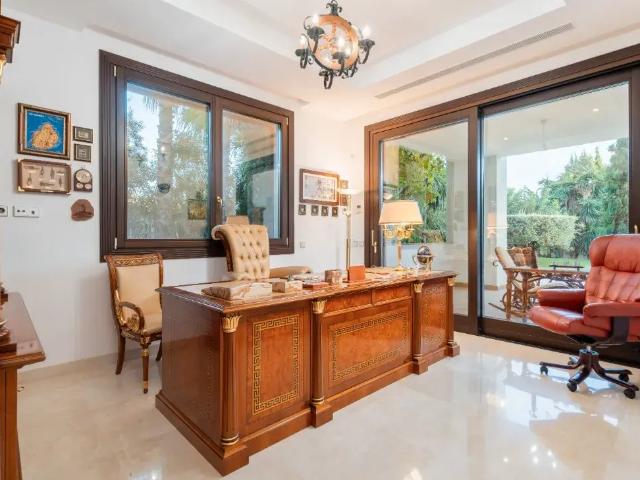 Villa de lujo con vistas al mar en venta en Estepona