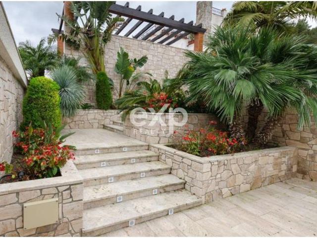Villa de lujo con vistas al mar y privacidad en la Costa Dorada