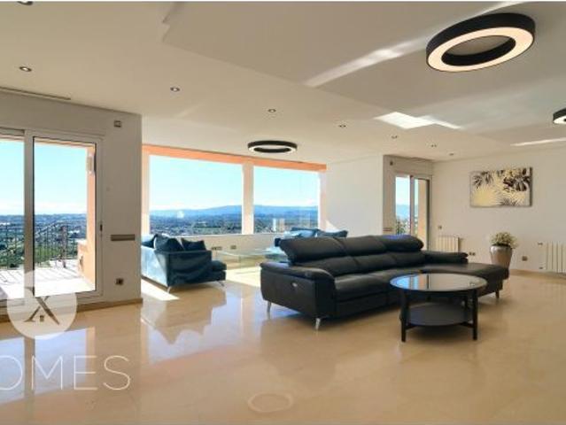 Villa de lujo con vistas panorámicas, apartamento independiente y gran espacio diáfano
