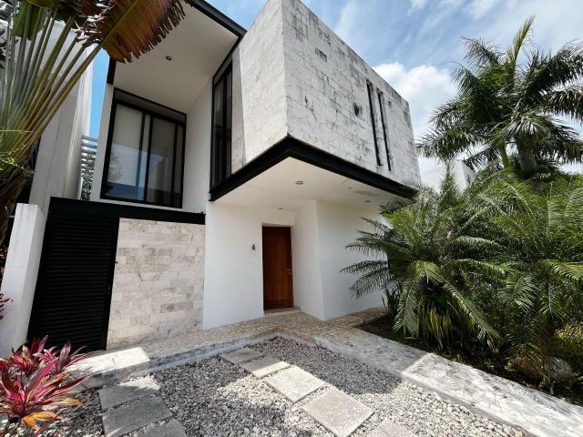 CASA EN VENTA CON ACABADOS DE MARMOL EN RESIDENCIAL BOSQUES DE BAMBU PLAYA DEL CARMEN