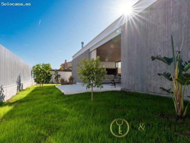 Villa de Lujo con Diseño Exclusivo y Vistas a la Sierra Grossa