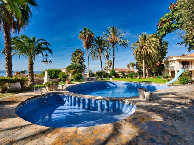Villa de lujo con encanto andaluz situada en una gran parcel. 1028m² Rincón de la Victoria