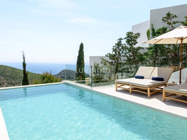 Villa de lujo con licencia turística en Roca Llisa 500m² Santa