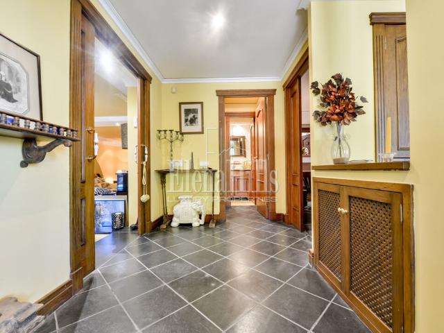 Villa de lujo con piscina, jardín y espacios para toda la familia