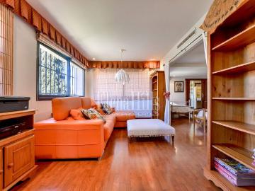 Villa de lujo con piscina, jardín y espacios para toda la familia