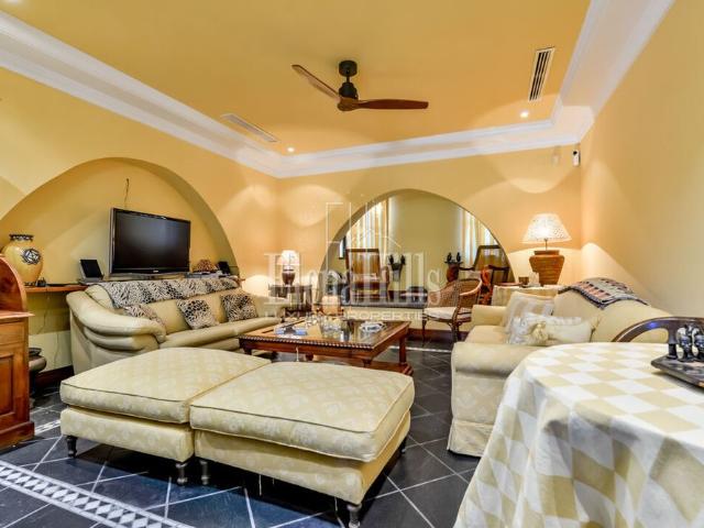 Villa de lujo con piscina, jardín y espacios para toda la familia