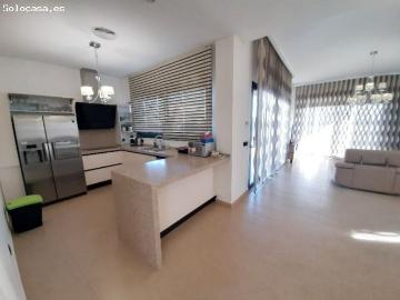 ? Villa de lujo con piscina y jardín en alquiler