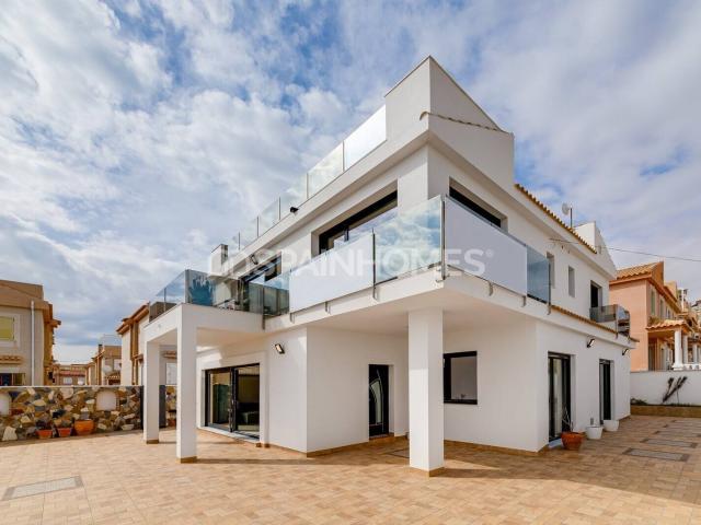 Villa de lujo con piscina y vistas al mar en Torrevieja