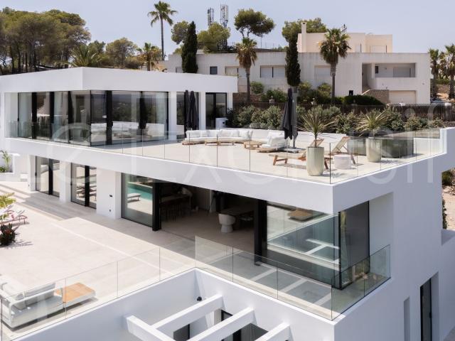 VILLA DE LUJO DE NUEVA CONSTRUCCION CON VISTAS PANORAMICAS EN ROCALLISA