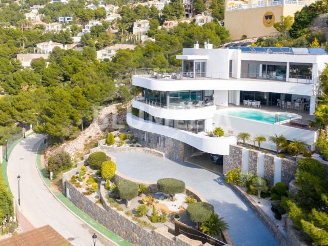 Villa de lujo de estilo moderno con vistas al mar en venta e. 600m² Altea