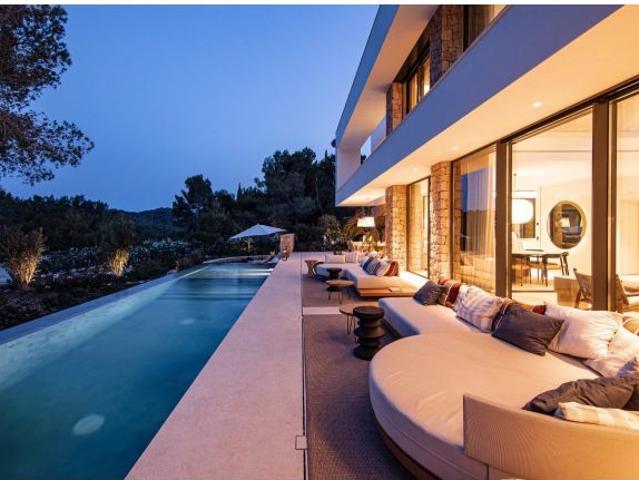 Villa de lujo de 5 dormitorios y 5 baños con vistas al golf. Roca Llisa, Ibiza