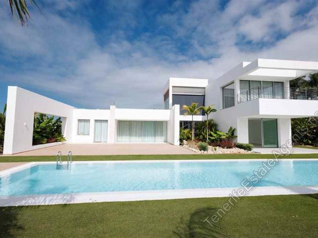 Villa de lujo de 5 dormitorios y 5 baños en venta en Golf Co. 575m² Adeje