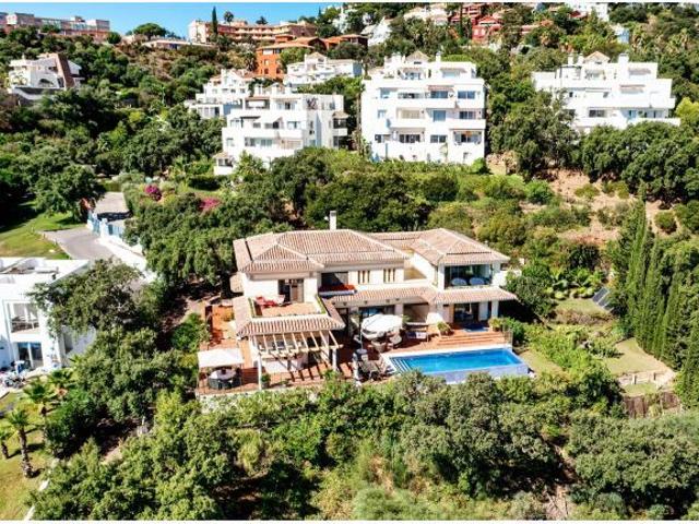 Villa de lujo de 5 dormitorios y 7 baños con vistas al mar en La Mairena, Marbella